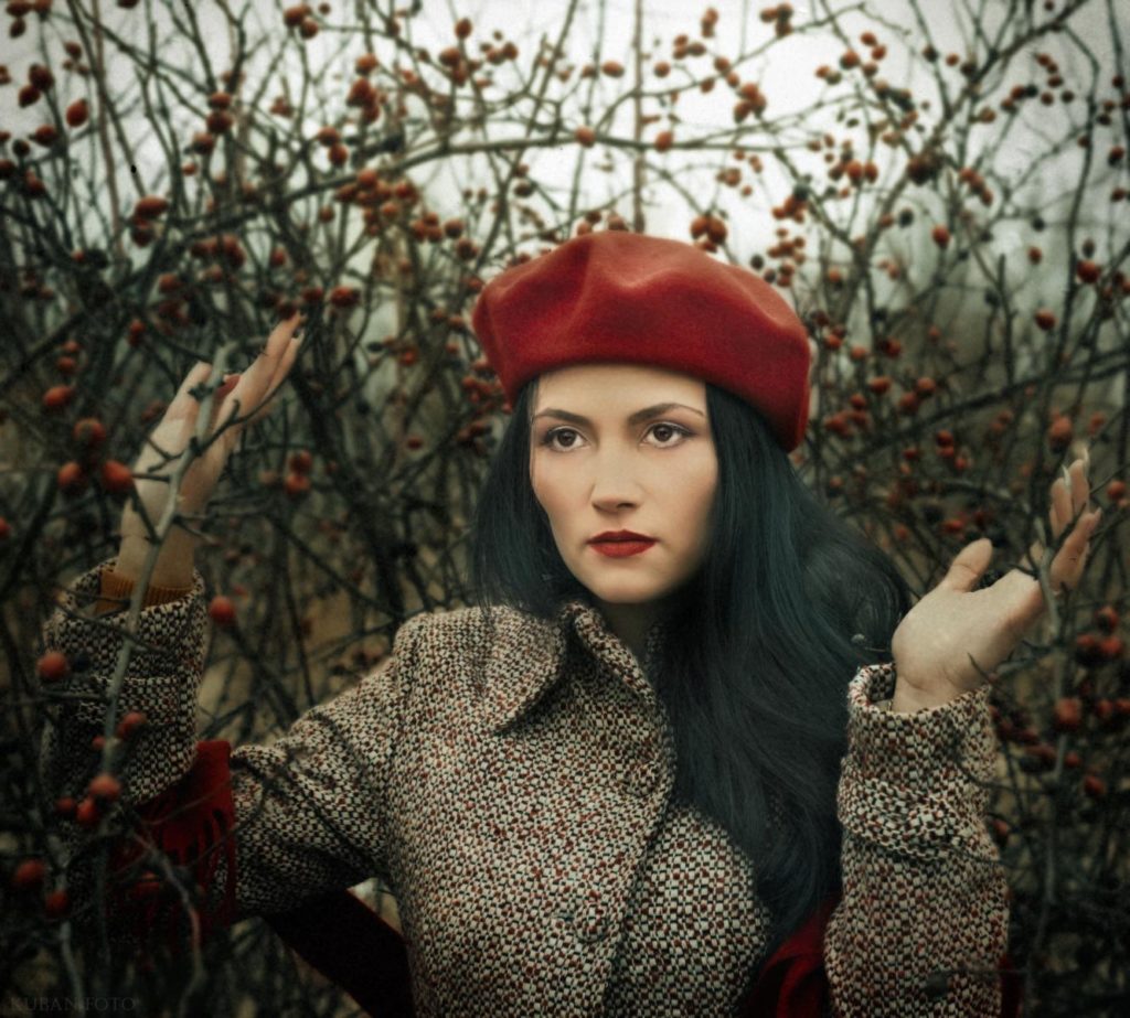 Eine Frau mit einer roten Kappe
